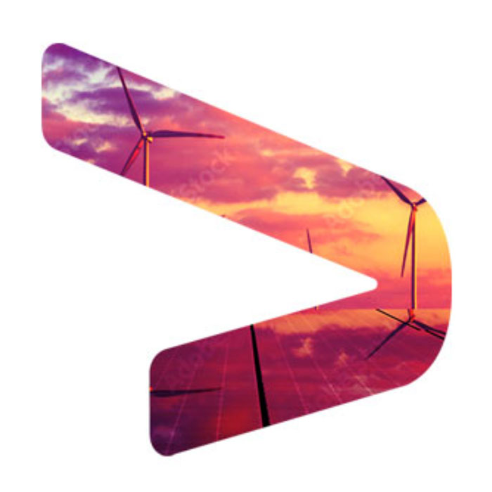 Collage aus Photovoltaikanlagen, Windkraftanalgen und Strommasten bei Sonnenuntergang
