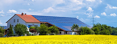 Photovoltaikanlage auf einem Stalldach zur Erzeugung von Solarstrom