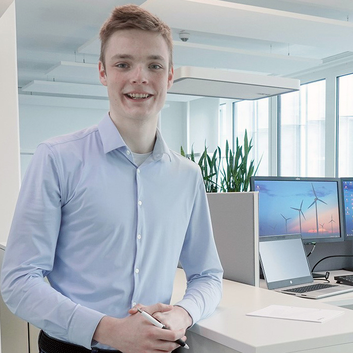 Tobias Wiegand im Büro der ENERVIE-Gruppe