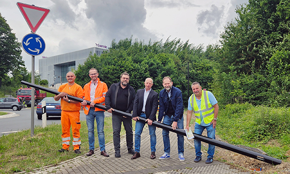 Das Pressefoto zeigt ein Gruppenfoto mit der ENERVIE Zentrale in Hagen-Haßley im Hintergrund. Seitens ENERVIE können Claus Rudel (2.v.r.) und Reiner Schwarz (3.v.r.) gemeinsam mit Henning Keune (Technischer Beigeordneter der Stadt Hagen und Geschäftsführer Stadtbeleuchtung Hagen, 3.v.l.) und WBH Geschäftsführer Jörg Germer (2.v.l.) ein wichtiges Projekt abschließen.