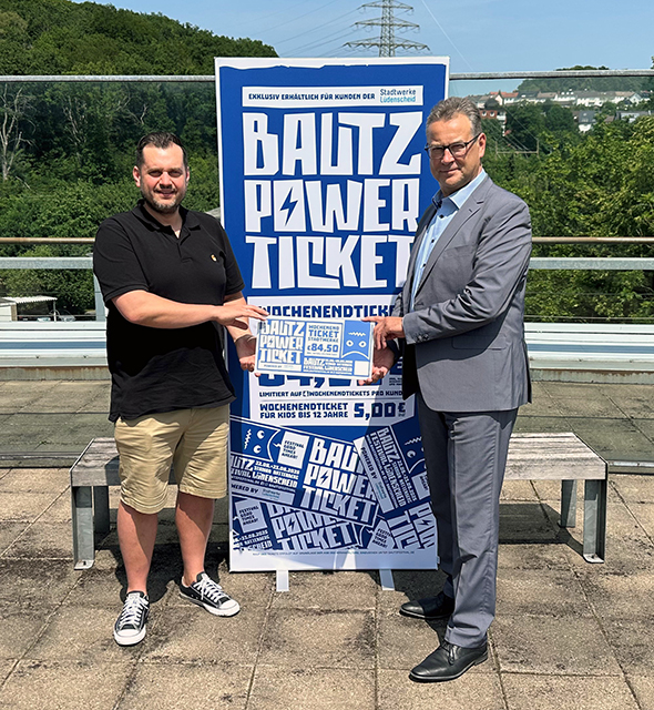 Bautz-Organisator Phillip Nieland (Lüdenscheider Stadtmarketing, links) und Volker Neumann, Geschäftsführer der Stadtwerke Lüdenscheid, stellten am Freitag, dem 13. Juni 2025, das „Bautz Power Ticket“ vor