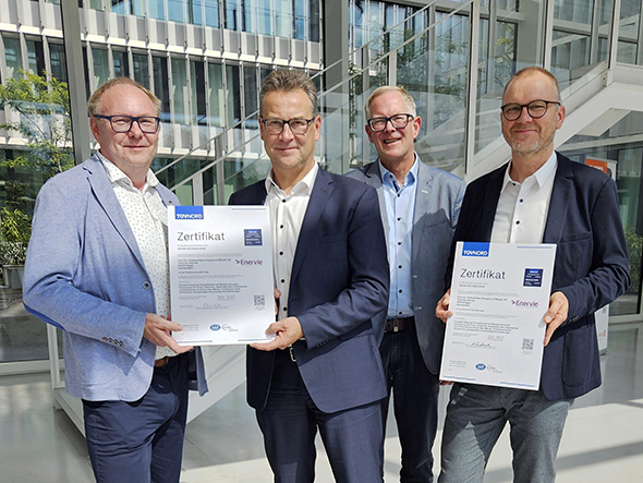 Das Bild zeigt  von links nach rechts TÜV Auditor Thomas Zank, ENERVIE Vorstand Volker Neumann,  Marcus Litza und Henning Karl als Vertreter des Projektteams bei der offiziellen Übergabe der Zertifikate für das erfolgreiche Energie- und Umweltmanagement der ENERVIE Gruppe