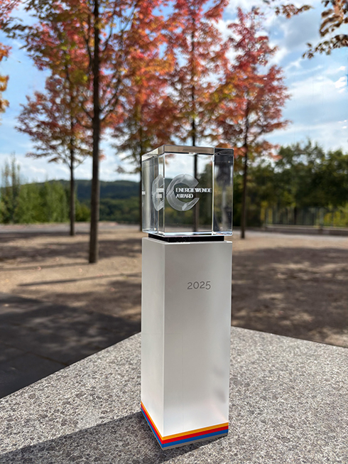 Ein Bild des Energiewende-Awards, aufgenommen auf dem Gelände der ENERVIE Hauptverwaltung.
