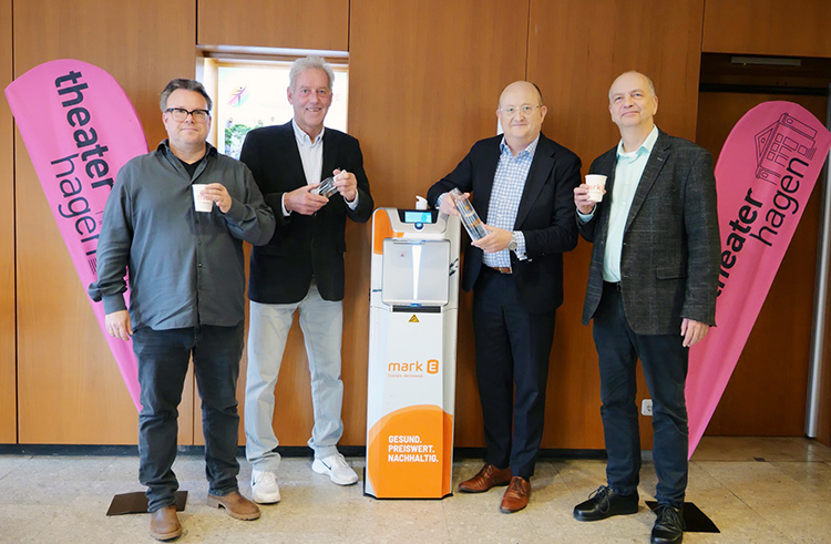 Ein Foto der offiziellen Inbetriebnahme des neuen Wasserspenders im Stadttheater Hagen mit Søren Schuhmacher, Intendant Stadttheater Hagen, Christian Isenbeck, City Gemeinschaft Hagen, Erik Höhne, Vorstandssprecher Mark-E, Dr. Thomas Brauers, Geschäftsführer Stadttheater Hagen