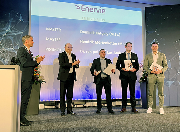 Ein Foto der offiziellen Preisübergabe durch den Rektor der Fernuni Hagen, Prof. Stefan Stürmer (links) und ENERVIE Vorstandssprecher Erik Höhne (2.von links) an die Preisträger Dr. Markus André Hilbert (Mitte), Hendrik Mörtenkötter (2.von rechts) und Dominik Katgely (rechts)
