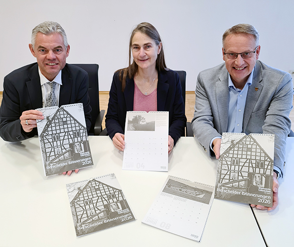 Ein Bild von der Vorstellung des neuen Kalenders im Rathaus Herscheid: Andreas Köster, Stadtwerke Lüdenscheid, Marketing/Kommunikation, Sabine Plate-Ernst, Fachbereichsleiterin Gemeinde Herscheid und Herscheids Bürgermeister Uwe Schmalenbach
