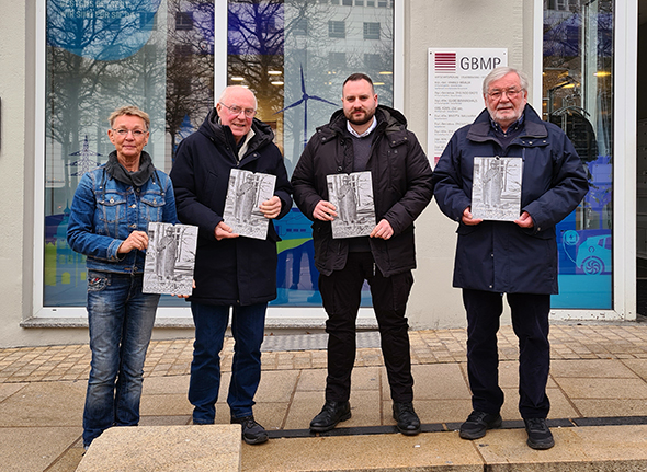 Ein Bild von der Vorstellung des neuen Kalenders vor dem "Energietreff" der Stadtwerke Lüdenscheid auf dem Rathausplatz: Grafikerin Stephanie König, Christoph Riedel, Geschichts- und Heimatverein Lüdenscheid, Emre Sen, Stadtwerke Lüdenscheid und Gerhard Geisel, Geschichts- und Heimatverein Lüdenscheid