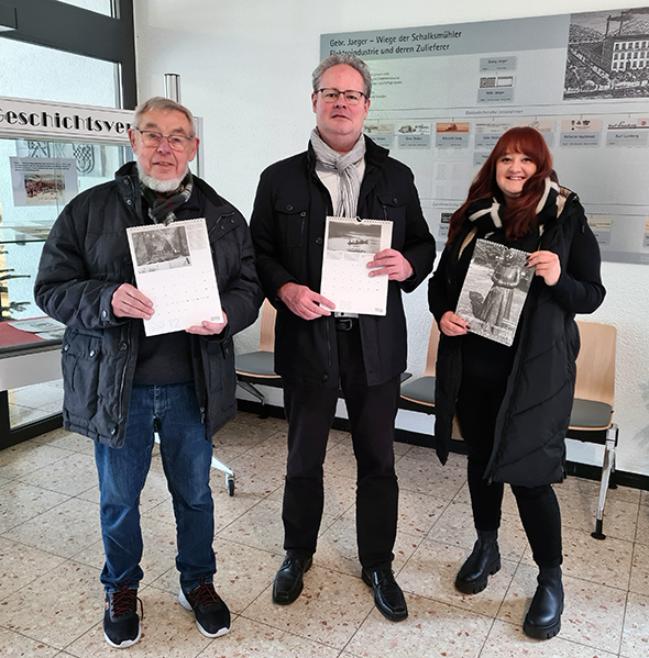 Ein Bild von der Vorstellung des neuen Kalenders im Rathaus Schalksmühle: Helmut Quenzel, Jürgen Fröhlich, beide Heimat- und Geschichtsverein Schalksmühle und Kira Schurna, Marketing/Kommunikation Stadtwerke Lüdenscheid