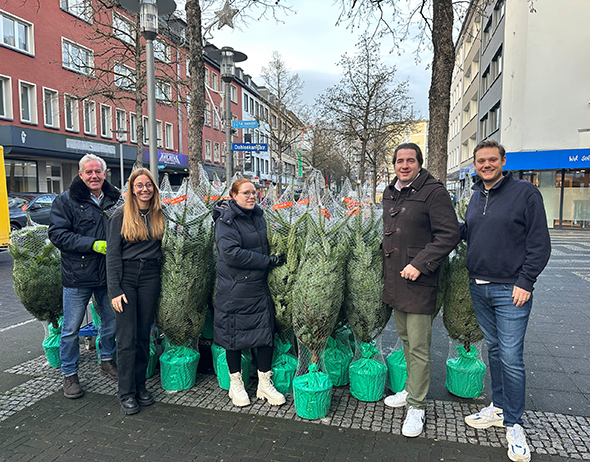 Ein Foto der Übergabe der Weihnachtsbäume in der Mittelstraße (von links nach rechts): Christian Isenbeck, Hagener Unternehmerverein, Ann-Kathrin Gektis, Leiterin Tourismusinformation Hagen, Lisa Radau, City-Gemeinschaft Hagen, Alexander ten Hompel, Mark-E, Leiter Marketing und Kommunikation, Nils Milke, Tourismusinformation Hagen
