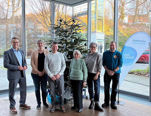 Ein Foto von Volker Neumann (links), der den drei erstplatzierten Vereinen gratuliert: (von links nach rechts) Anne Drees und Jürgen Blankenberg (TuRa “Frisch Auf” Eggenscheid 1911 e.V., Tennisabteilung), Christine Taylor und Elisabeth Krome (Oratorienchor Lüdenscheid e.V.), Sebastian Göx (Förderverein Rettungshundestaffel der Feuerwehr Lüdenscheid e.V.)
