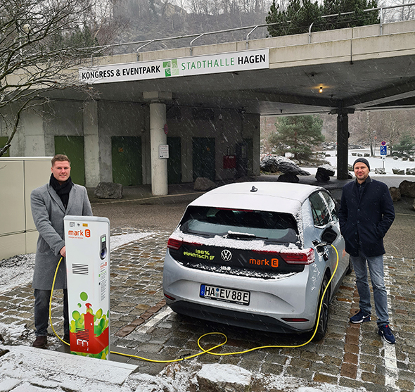 Symbolischer erster Ladevorgang an den neuen E-Ladesäulen auf dem Parkplatz der Stadthalle: Volker Wolf, Geschäftsführer der Kongress- und Eventpark Stadthalle Hagen GmbH (rechts), Lukas Hedtheyer (Mark-E, Team Elektromobilität, links)