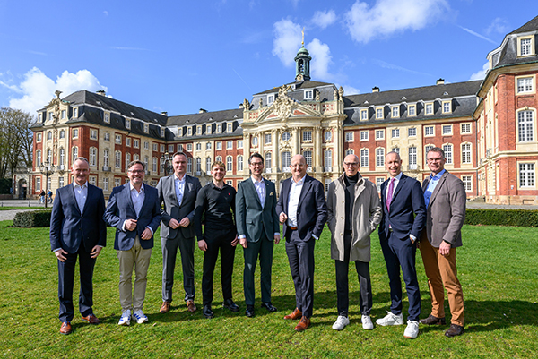 Ein Foto aller Beteiligten an der neuen Kooperation Future of Utilities Lab am ERCIS in Münster.