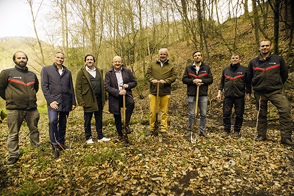 Ein Foto der offiziellen Vorstellung der gemeinsamen Pflanzaktion (von links nach rechts): Jan Halisch (Team Produktentwicklung, Wald und Holz NRW), Andreas Sippel (Vertriebsleiter Mark-E), Alexander ten Hompel (Leiter Marketing & Kommunikation Mark-E), Erik Höhne (Vorstandssprecher Mark-E), Markus F. Schmidt (Chief Development Officer Mark-E), Marlon Ohms (Leiter des Regionalforstamtes Kurkölnisches Sauerland, Wald und Holz NRW), Markus Ingenohl (Leiter des Forstbetriebsbezirk Ebbetal, Wald und Holz NRW), Christian Pröbsting (Forstreferendar beim Landesbetrieb Wald und Holz NRW)