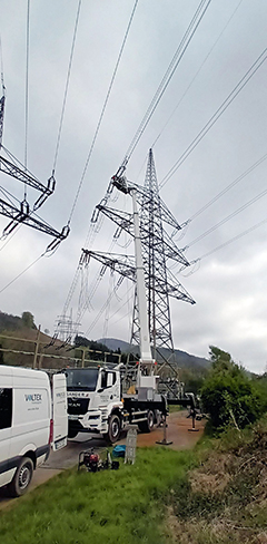 Ein Foto der Seilzugarbeiten von ENERVIE Vernetzt an der Hochspannungstrasse von Plettenberg-Siesel nach Werdohl-Elverlingsen.