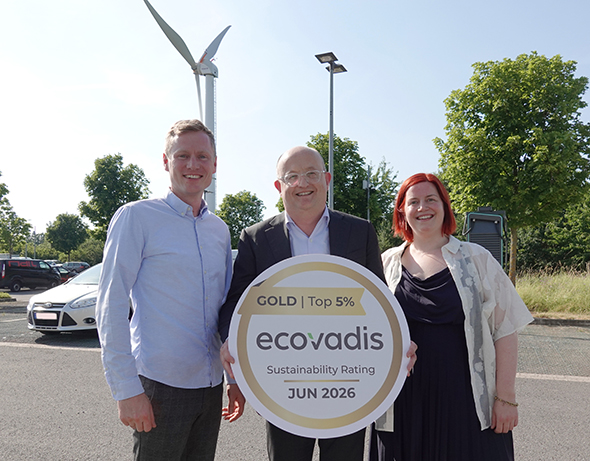 Ein Foto mit ENERVIE Vorstandssprecher Erik Höhne (Mitte), Lukas Dieckmann (Leiter Strategie/Unternehmensentwicklung, links) und Wiebke Mersmann (Strategie/Unternehmensentwicklung / Referentin Sustainability Reporting, rechts) mit dem Logo der Auszeichnung EcoVadis Gold.